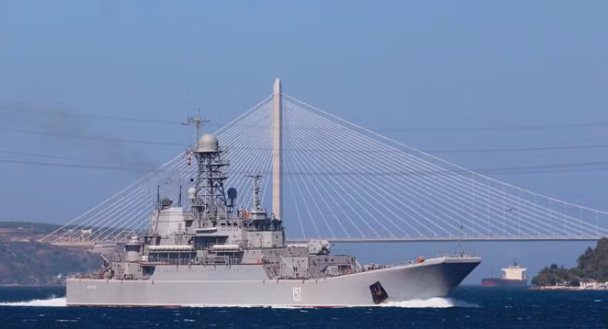 Ropucha là lớp tàu đổ bộ cỡ lớn trong biên chế hải quân Nga, với khả năng chuyên chở 500 tấn hàng hóa, phương tiện chiến tranh và binh sĩ.