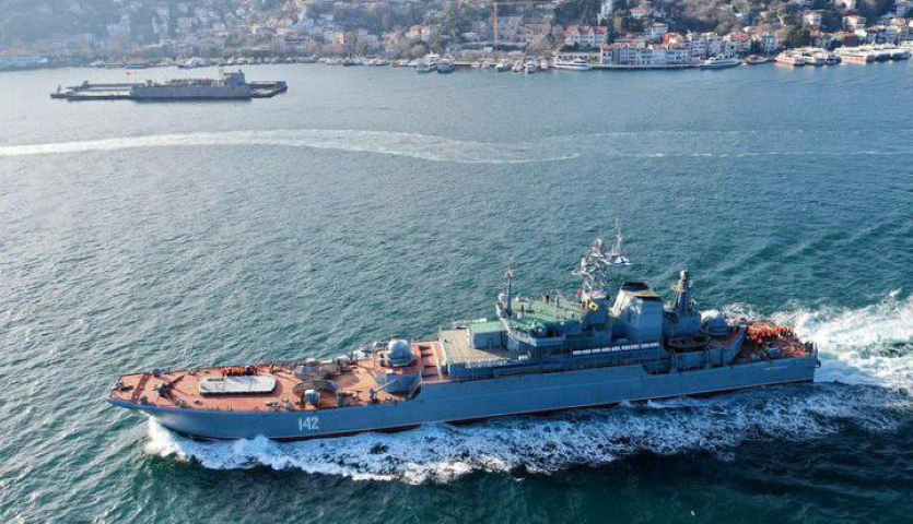 Ở phía trước là một pháo hạm AK-176 cỡ nòng 76,2mm, có thể tấn công mục tiêu trên biển, trên không và trên mặt đất ở cự ly gần.