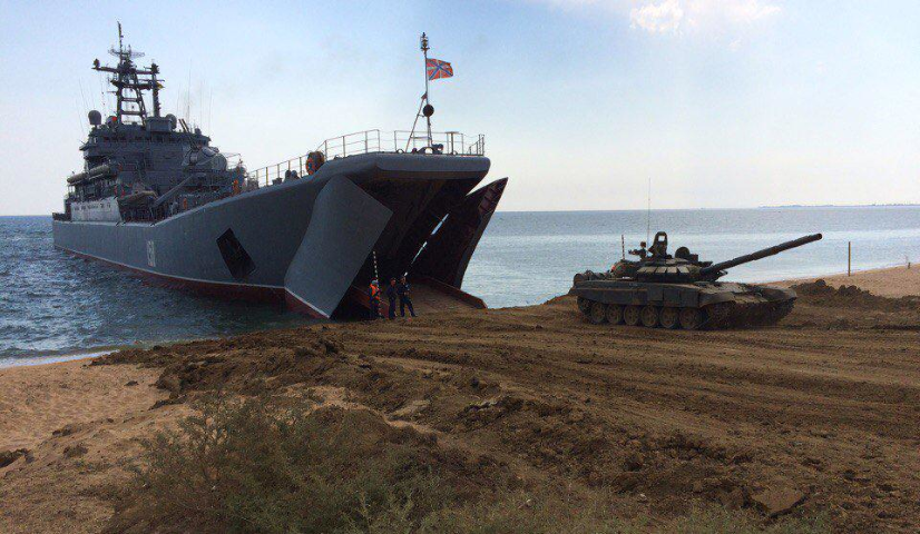 Do cả phần mũi và đuôi tàu đều có thể đóng mở nên cơ chế nạp và dỡ hàng hóa diễn ra rất linh hoạt.