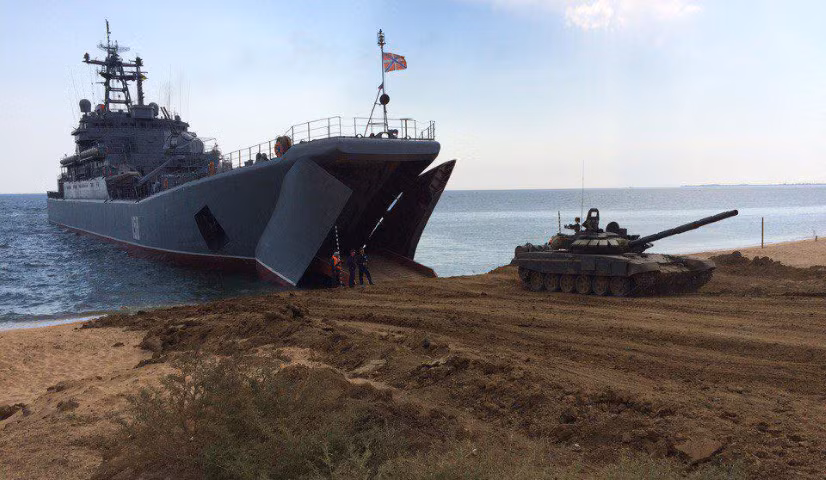 Do cả phần mũi và đuôi tàu đều có thể đóng mở nên cơ chế nạp và dỡ hàng hóa diễn ra rất linh hoạt.