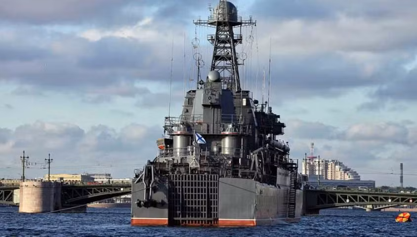 Tàu trang bị 2 động cơ diesel có công suất 19.200 mã lực/chiếc, 2 chân vịt cho phép đạt tốc độ tối đa 33km/h, tầm hoạt động 9.800km.