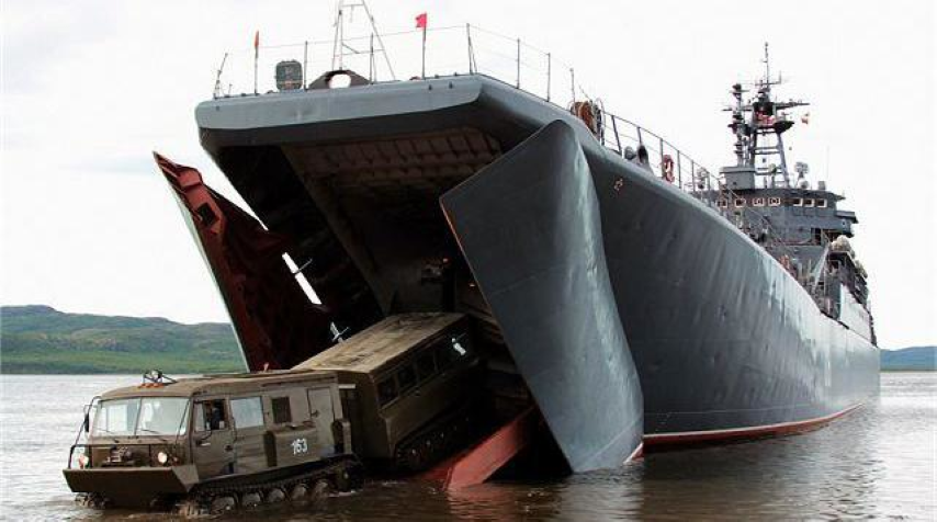 Tàu cũng được trang bị hệ thống vũ khí để tự phòng vệ và yểm trợ hỏa lực cho quân đổ bộ đường biển.