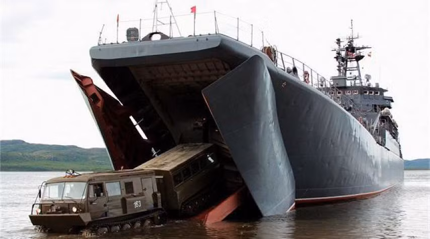 Tàu cũng được trang bị hệ thống vũ khí để tự phòng vệ và yểm trợ hỏa lực cho quân đổ bộ đường biển.