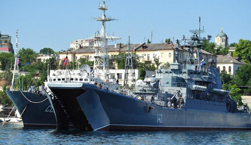 Ngoài ra khi cần thiết con tàu có thể chở binh lính với 350 quân nhân, hoặc chuyên chở các hệ thống phòng không đánh chặn.