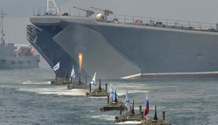 Loại tàu này có diện tích sàn chứa lên tới 630 m2 giúp nó có thể chuyên chở tới 25 xe bọc thép cùng một số lượng lớn binh lính hay 10 xe tăng chiến đấu hạng nặng.