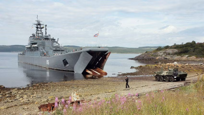 Tàu đổ bộ lớp Ropuchia có lượng giãn nước 2.200 tấn (tiêu chuẩn) và 4.080 tấn (toàn tải), dài 112,5m.