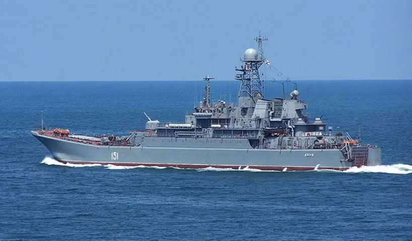 Tàu vận tải đổ bộ lớp Ropucha của Lữ đoàn dù số 197 thuộc Hạm đội Biển Đen của Nga đã xuất hiện trên eo biển Bosphorus vào ngày 22/9/2021, trên tàu chở hàng hóa hạng nặng hướng về Địa Trung Hải.