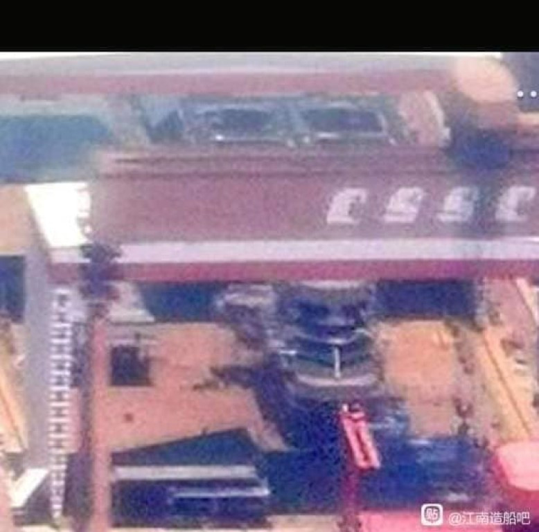 Hệ thống kiến trúc thượng tầng trên tàu cũng đã được hoàn thiện phần thô, nhiều khả năng tàu Type 003 sẽ chỉ có một tháp thượng tầng duy nhất tương tự như các tàu sân bay của Mỹ, Pháp.