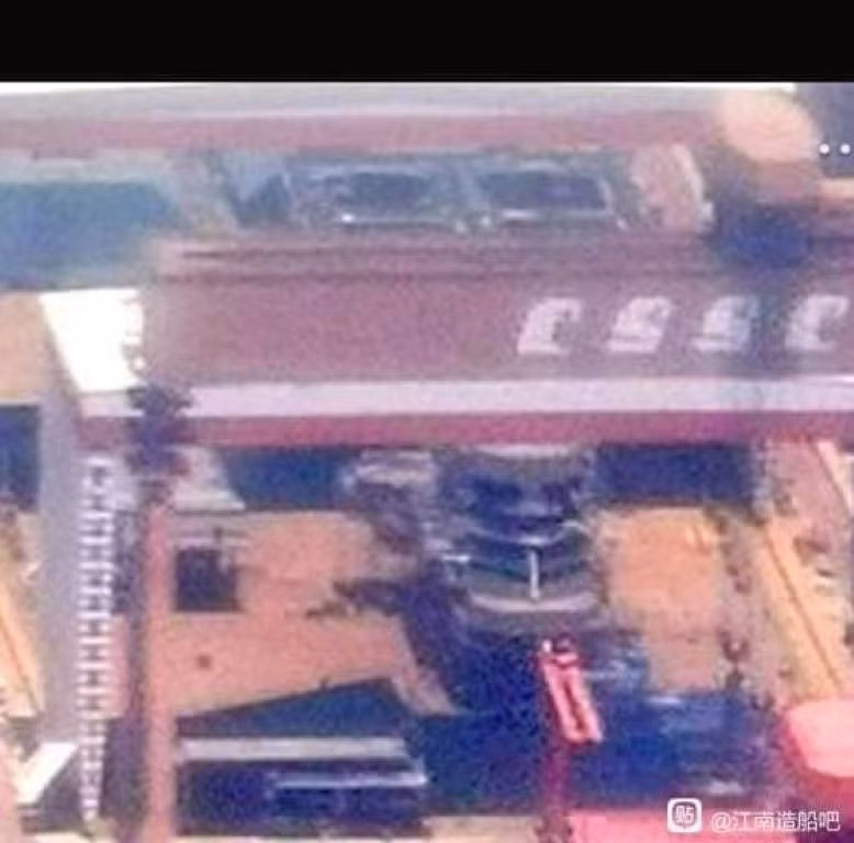 Hệ thống kiến trúc thượng tầng trên tàu cũng đã được hoàn thiện phần thô, nhiều khả năng tàu Type 003 sẽ chỉ có một tháp thượng tầng duy nhất tương tự như các tàu sân bay của Mỹ, Pháp.