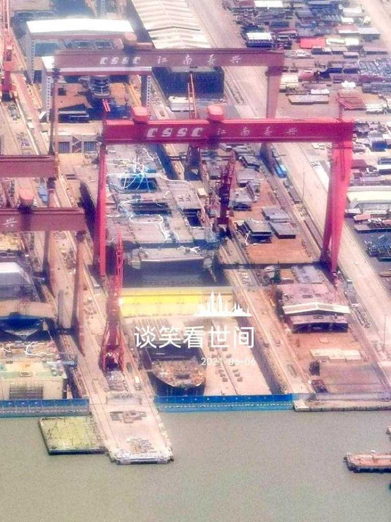 Trên mạng xã hội Trung Quốc vừa tiết lộ một loạt các hình ảnh về tàu sân bay Type 003 - hàng không mẫu hạm thứ ba của nước này, được Trung Quốc thiết kế và đóng mới hoàn toàn nội địa.