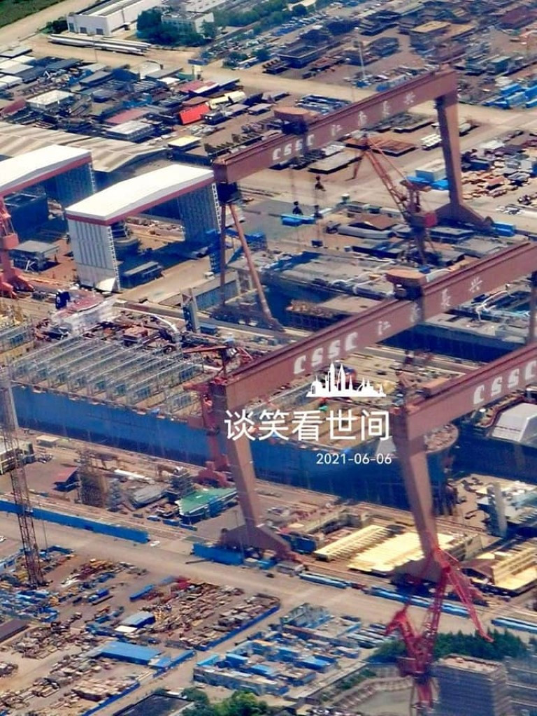 So với hai tàu sân bay trước đây của Hải quân Trung Quốc, tàu sân bay thứ ba có chiều dài tổng thể lớn hơn rất nhiều, lên tới 300 mét kèm theo đó là độ giãn nước tối đa có thể lên tới 85.000 tấn.