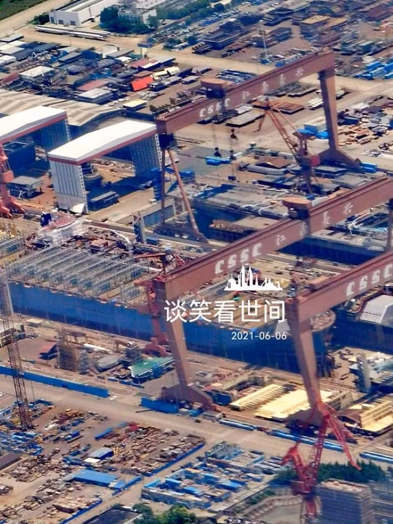 So với hai tàu sân bay trước đây của Hải quân Trung Quốc, tàu sân bay thứ ba có chiều dài tổng thể lớn hơn rất nhiều, lên tới 300 mét kèm theo đó là độ giãn nước tối đa có thể lên tới 85.000 tấn.