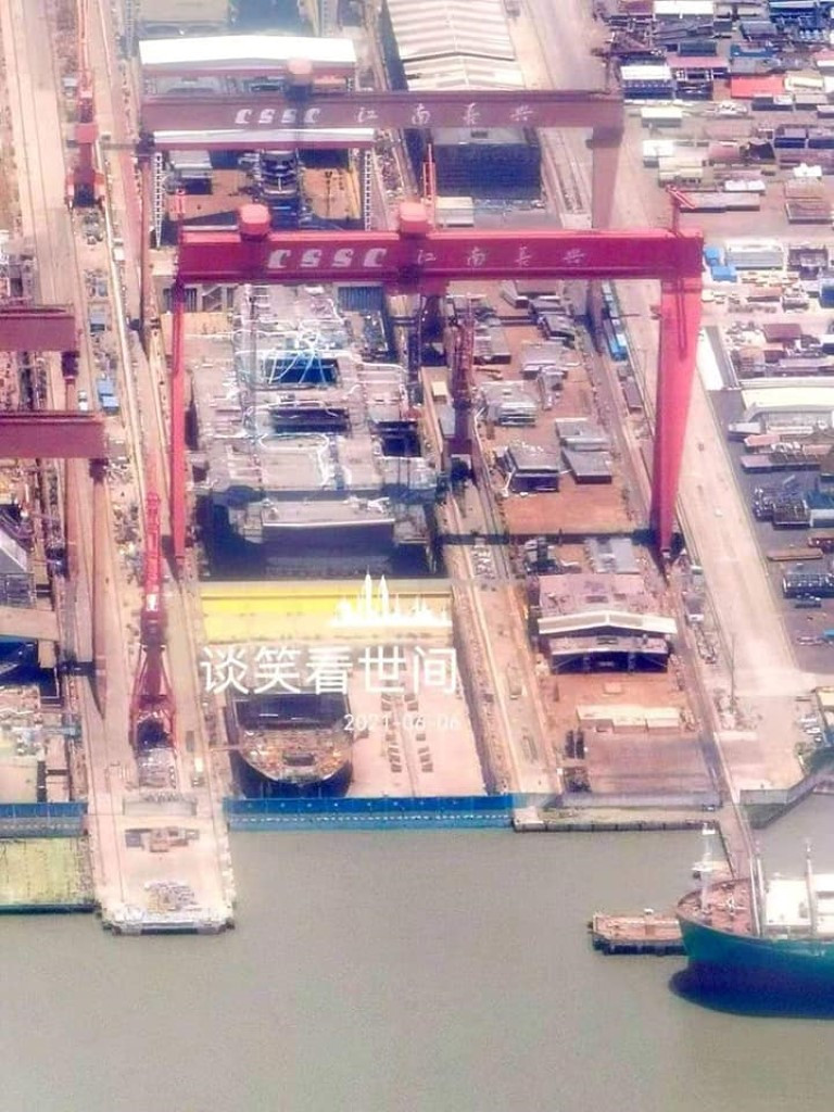 Những hình ảnh này được cho là đã chụp tại nhà máy đóng tàu Giang Nam cách đây ít ngày. Có vẻ như, đây là hình chụp từ máy bay ở độ cao thấp, chứ không phải ảnh chụp vệ tinh.