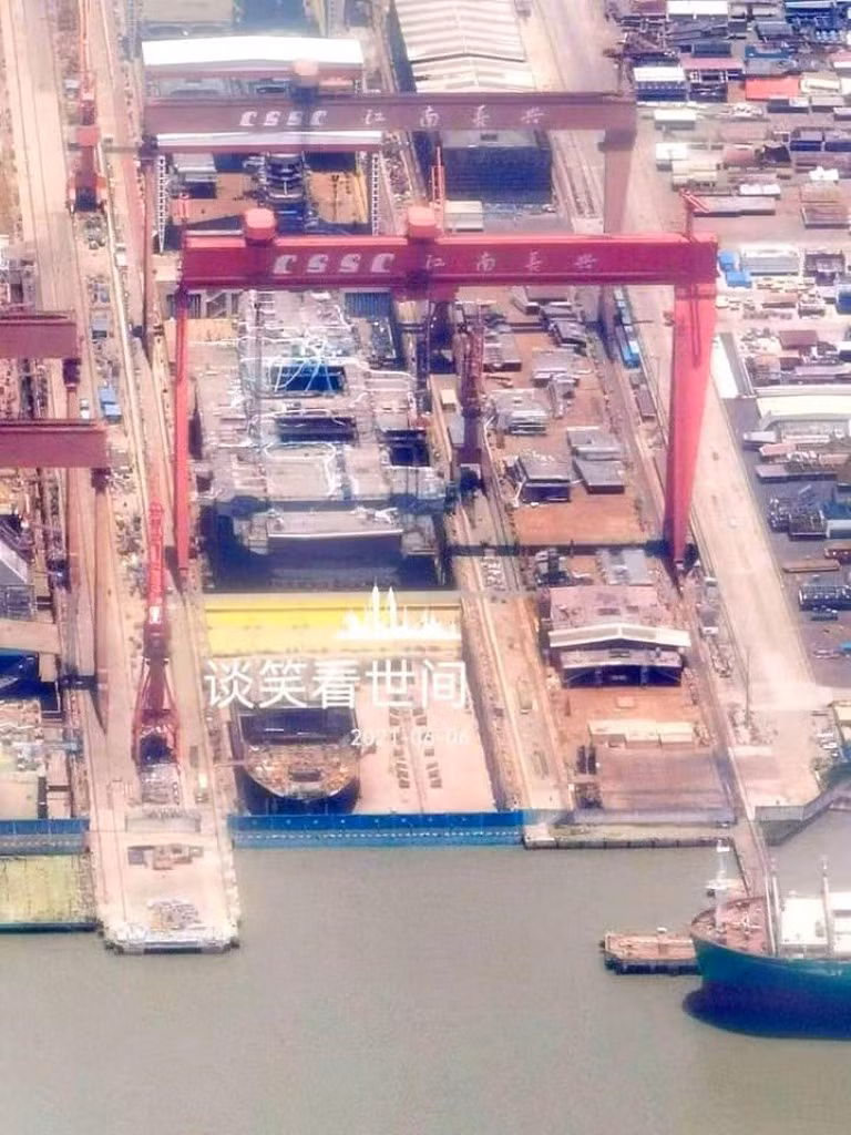 Những hình ảnh này được cho là đã chụp tại nhà máy đóng tàu Giang Nam cách đây ít ngày. Có vẻ như, đây là hình chụp từ máy bay ở độ cao thấp, chứ không phải ảnh chụp vệ tinh.