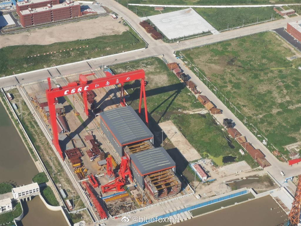 Trong quá khứ khi khởi công đóng tàu sân bay thứ ba, nhà máy đóng tàu Giang Nam đã có hệ thống nhà xưởng che chắn rất kỹ càng. Tuy nhiên kích thước ngày càng lớn của con tàu đã khiến nó dần lộ diện.