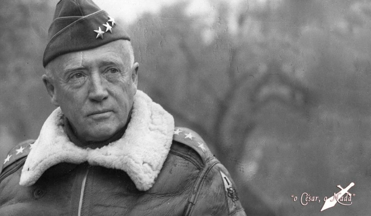 Đó là tướng George S.Patton. Được mô tả như một vị tướng khó tính tột cùng, rất nghiêm khắc với binh lính và hay chửi thề, tướng Patton không nhận được sự ủng hộ của báo chí Mỹ thời bấy giờ, tuy nhiên ông đã để lại những chiến công hiển hách, những kỷ lục quân sự mà tới nay vẫn chưa ai phá nổi.