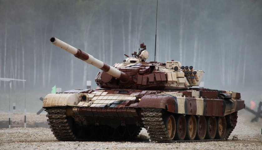 Về hỏa lực, T-72B được trang bị pháo nòng trơn cỡ nòng 125mm 2A46M có thể bắn tên lửa có điều khiển 9M119 qua nòng pháo.