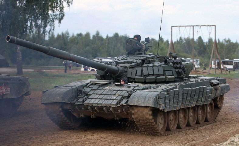 Xe có thể cơ động với vận tốc 60km/h, khi trang bị động cơ V-92 vận tốc tối đa tăng lên 65km/h. Tầm hoạt động khoảng 450-500km, khi trang bị các thùng dầu phụ có thể tăng lên 600-900km.