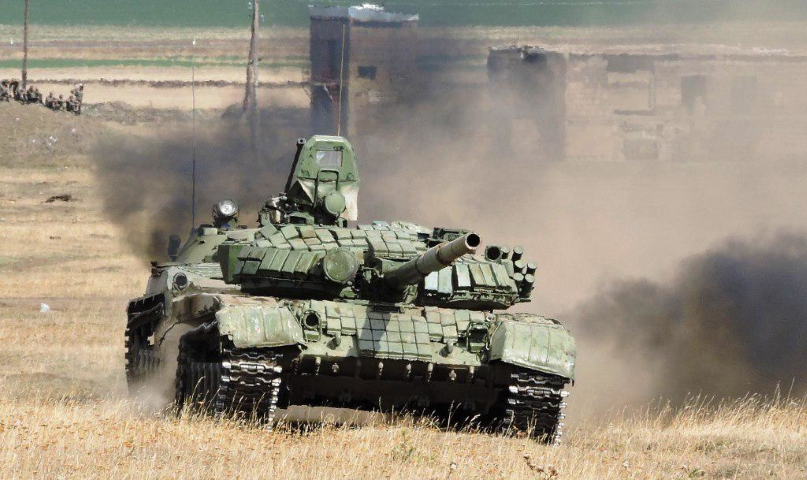 Xe được trang bị hai khẩu đại liên, một khẩu cỡ nòng 7,62mm đồng trục với tháp pháo chính, khẩu còn lại cỡ nòng 12,7mm trên nóc xe.