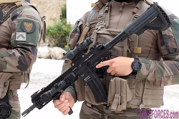 Hộp bảo vệ nòng bằng nhôm có thêm thanh picatinny ở cả 4 mặt súng để gắn phụ kiện, rất ít loại súng có được tính năng này.