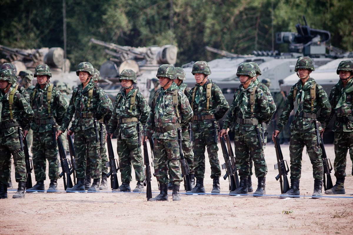 Ngoài một phần nhỏ lực lượng được trang bị súng trường tấn công Tavor hiện đại, phần lớn binh lính Thái Lan vẫn được trang bị súng tiểu liên cực nhanh M-16.