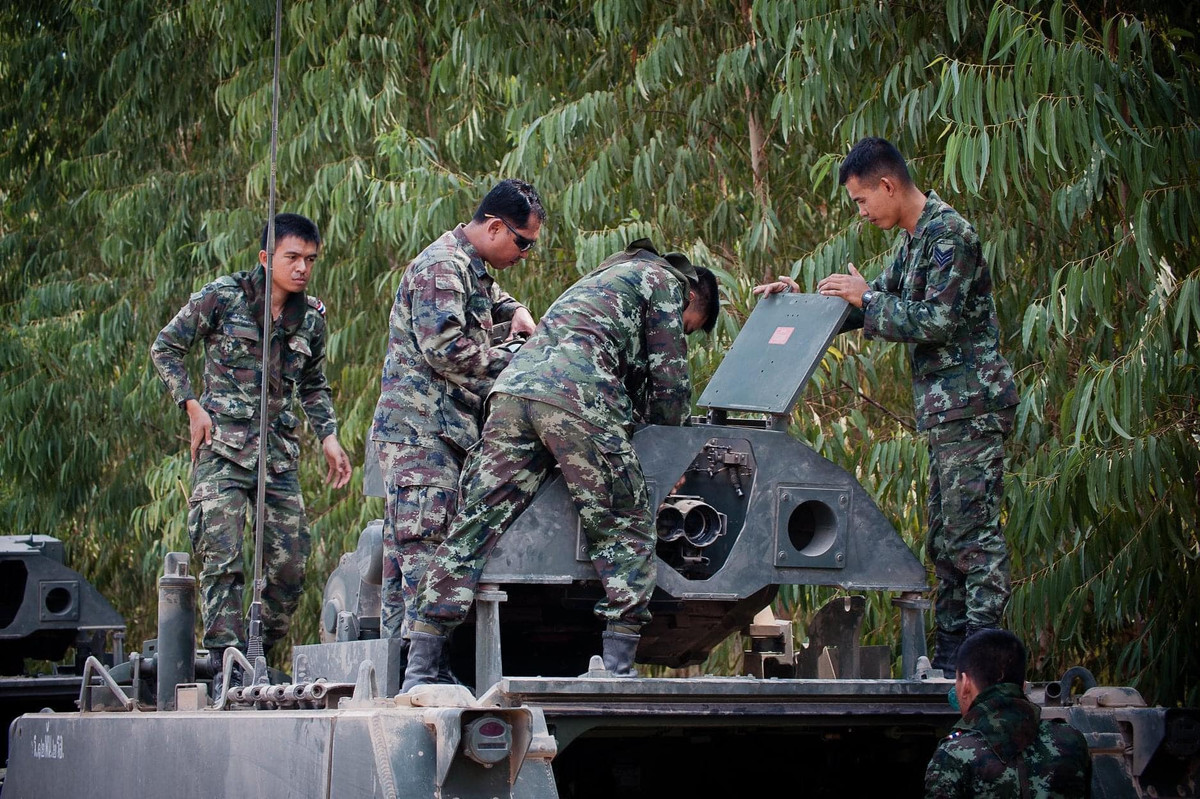 Ngoài ra, lực lượng thiết giáp Thái Lan vẫn chủ yếu được trang bị những loại xe thiết giáp đời cũ như M113 - loại thiết giáp đã từng được Mỹ sử dụng rộng rãi trong Chiến tranh Việt Nam.