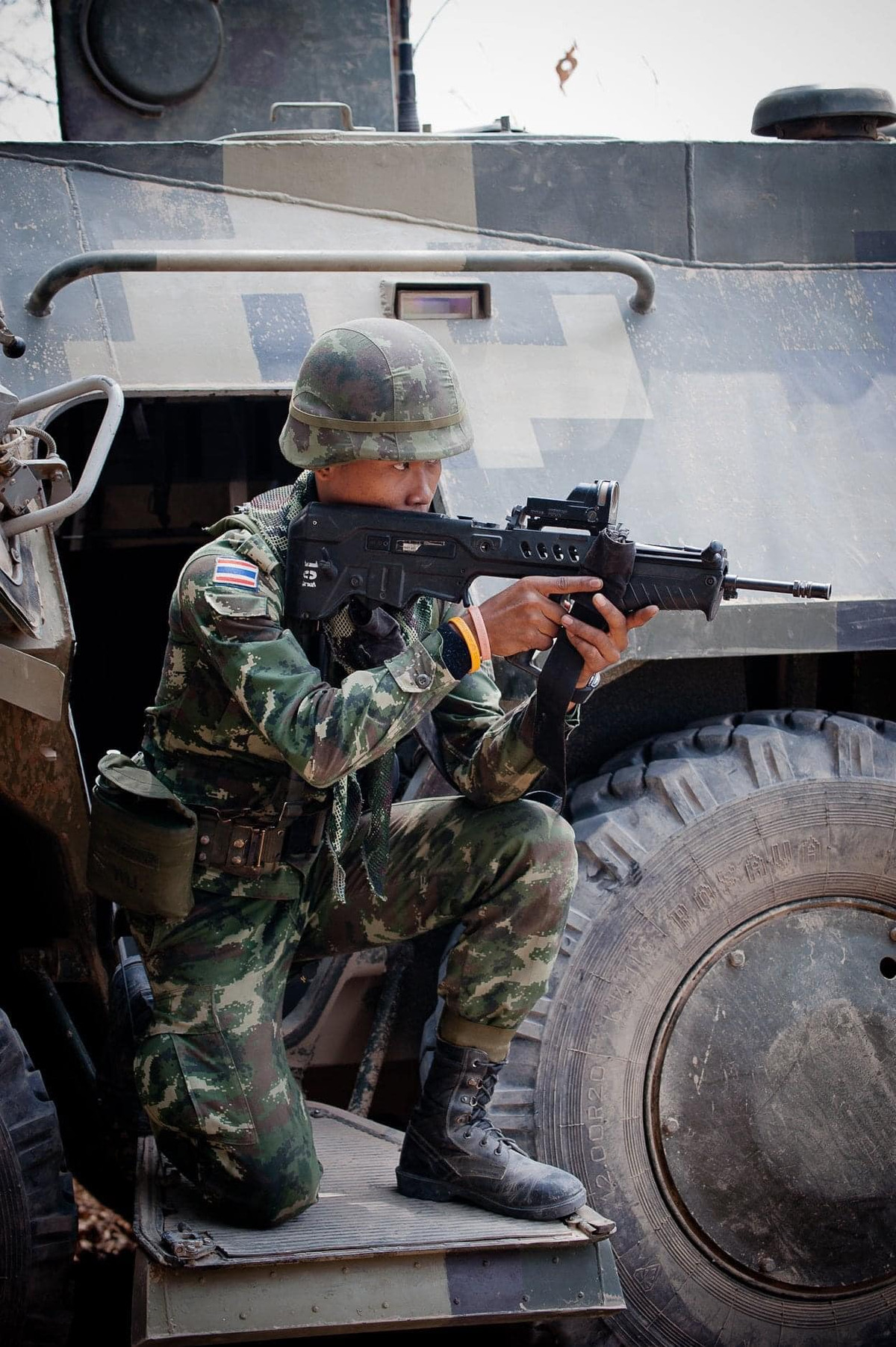 Súng trường tấn công Tavor của quân đội Thái Lan được lực lượng tăng thiết giáp sử dụng trong biên chế, khẩu súng trong hình hiện không được lắp hộp tiếp đạn.