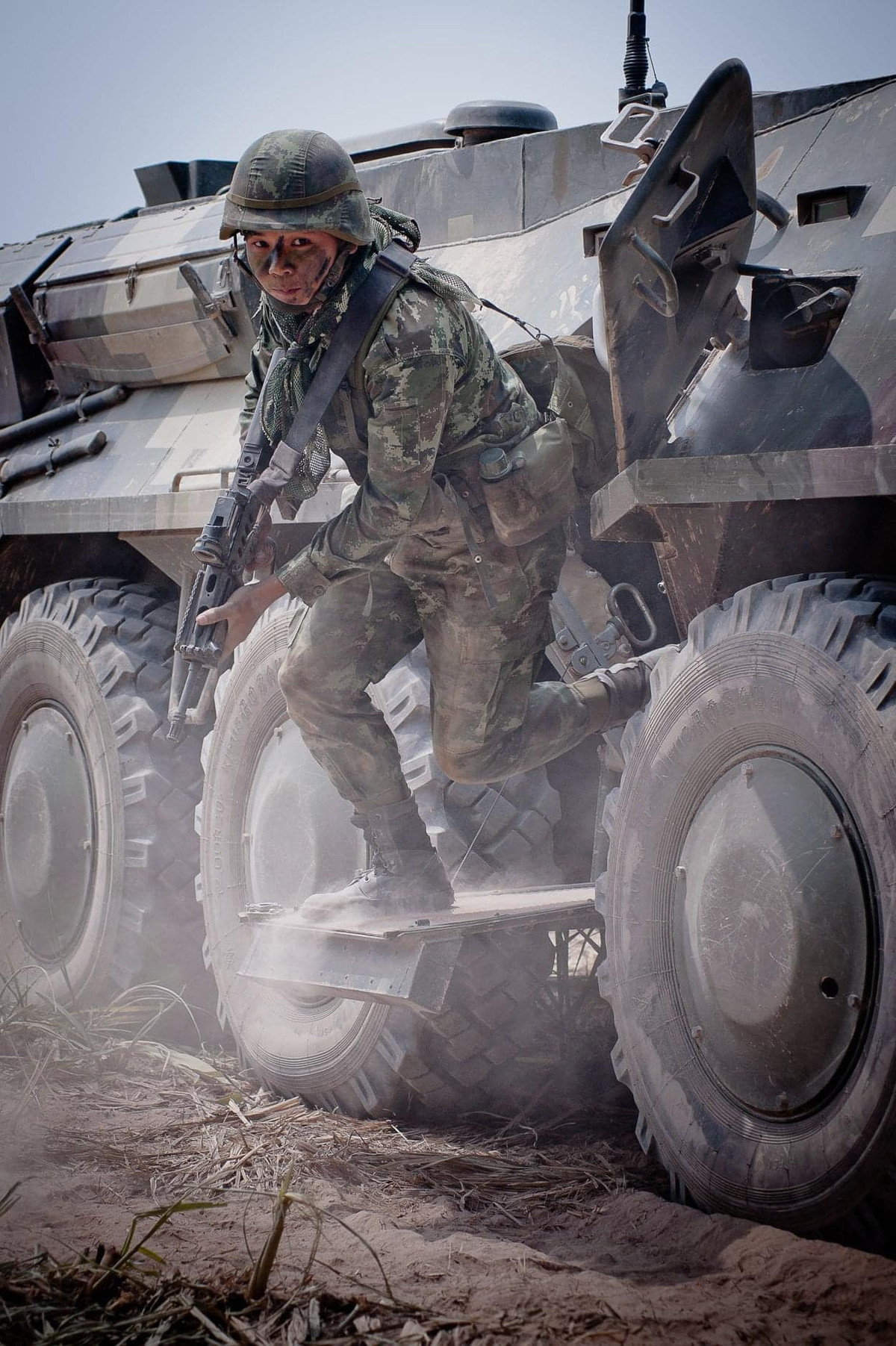 Phần lớn lực lượng tăng thiết giáp Thái Lan vẫn sử dụng trang bị cũ trong biên chế, các loại phương tiện đời mới như thiết giáp Stryker hay xe chở quân BTR-3E1, xe tăng T-84 hay xe tăng VT-4 thực chất lại chưa được biên chế đại trà.