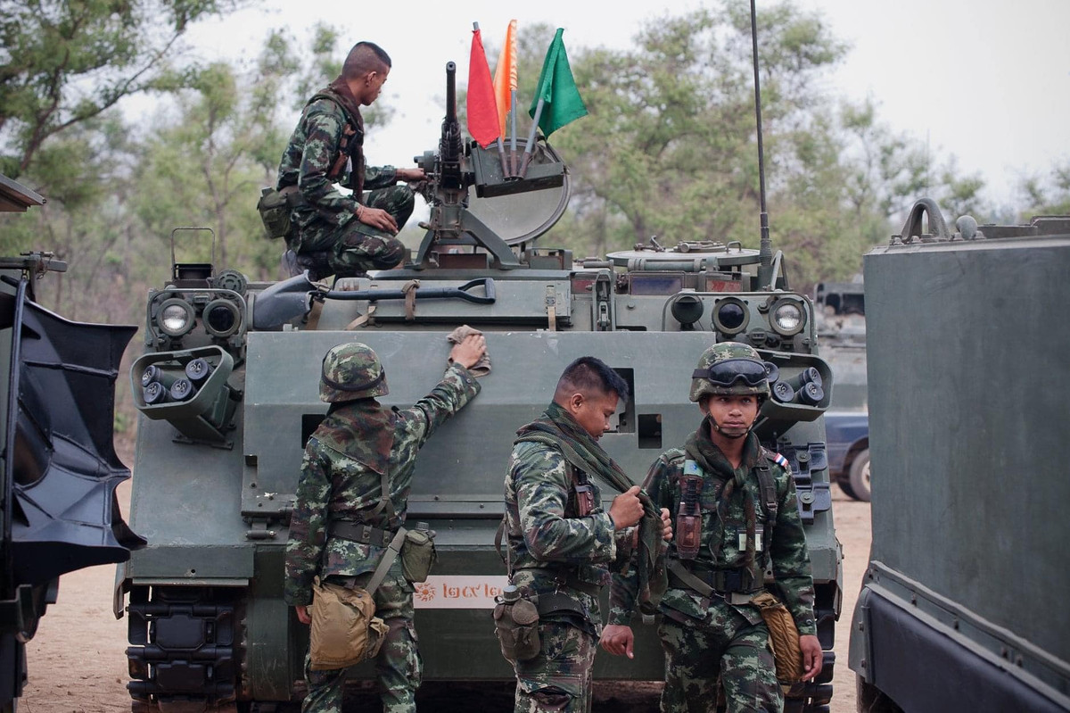 Lính tăng thiết giáp Thái Lan với xe thiết giáp chở quân M113. Dù là phiên bản cải tiến, loại phương tiện này về cơ bản vẫn có thể bị hạ gục dễ dàng bởi các loại súng chống tăng đời cũ trên chiến trường.