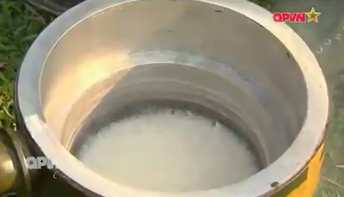 Chỉ bằng một chiếc nồi được chế tạo đặc biệt và cách nấu cơm, đồ ăn theo kiểu "hấp cách thủy", nhiệt lượng từ động cơ xe tăng sẽ làm chính cả cơm lẫn đồ ăn một cách nhanh chóng. Nguồn ảnh: QPVN.