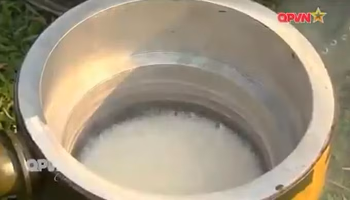 Chỉ bằng một chiếc nồi được chế tạo đặc biệt và cách nấu cơm, đồ ăn theo kiểu "hấp cách thủy", nhiệt lượng từ động cơ xe tăng sẽ làm chính cả cơm lẫn đồ ăn một cách nhanh chóng. Nguồn ảnh: QPVN.