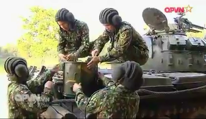 Sau khi được chuẩn bị xong, chiếc nồi cơm chuyên dụng này sẽ được đặt vào một giá treo ở phía sau xe tăng, vị trí của giá treo được đặt ngay cạnh động cơ nhằm tận dụng hơi nóng phát ra khi xe hành tiến. Nguồn ảnh: QPVN.