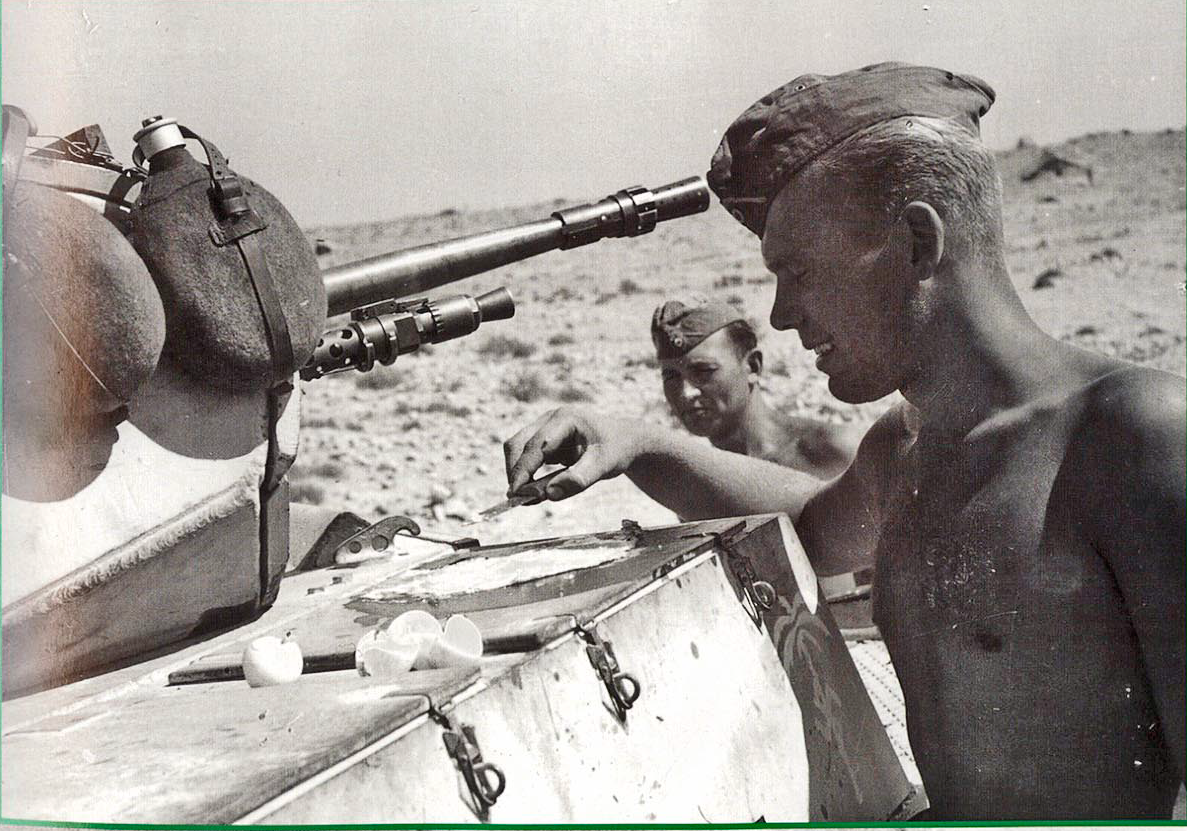 Lính Đức rán trứng trên vỏ xe tăng dưới cái nắng gay gắt ở Bắc Phi. Nguồn ảnh: Pinterest.