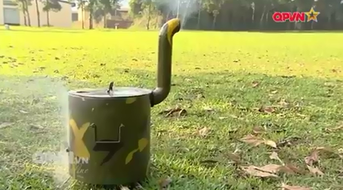 Một sáng kiến mới mang tính thực tiễn rất cao của những người lính xe tăng Việt Nam đã xuất hiện trên sóng truyền hình thời gian vừa qua, thu hút nhiều sự quan tâm của khán giả. Đó là sáng kiến về hệ thống nồi nấu cơm tận dụng sức nóng của động cơ xe tăng chủ lực T-55. Nguồn ảnh: QPVN.