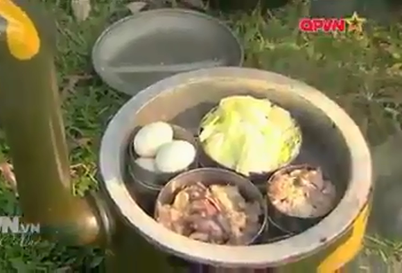 Kích thước của chiếc nồi đủ để cung cấp khẩu phần ăn cho toàn bộ bốn người trong kíp lái xe tăng chủ lực T-55. Nguồn ảnh: QPVN.