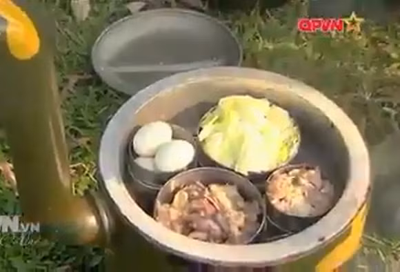 Kích thước của chiếc nồi đủ để cung cấp khẩu phần ăn cho toàn bộ bốn người trong kíp lái xe tăng chủ lực T-55. Nguồn ảnh: QPVN.