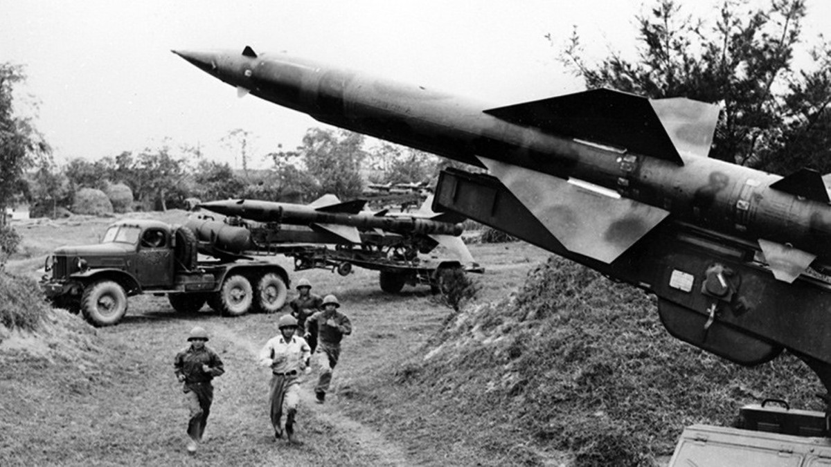 Chưa kể tới việc, chồng thêm tầng nghĩa là mang thêm nhiên liệu, nhưng cũng khiến tên lửa nặng hơn. Việc làm tên lửa nặng hơn thậm chí còn có thể làm giảm tầm bay của tên lửa, chứ khó có thể gia tăng tầm bay như tưởng tượng của nhiều người. Đấy là trong trường hợp tên lửa có thể bay được sau khi đã "độ" lại.