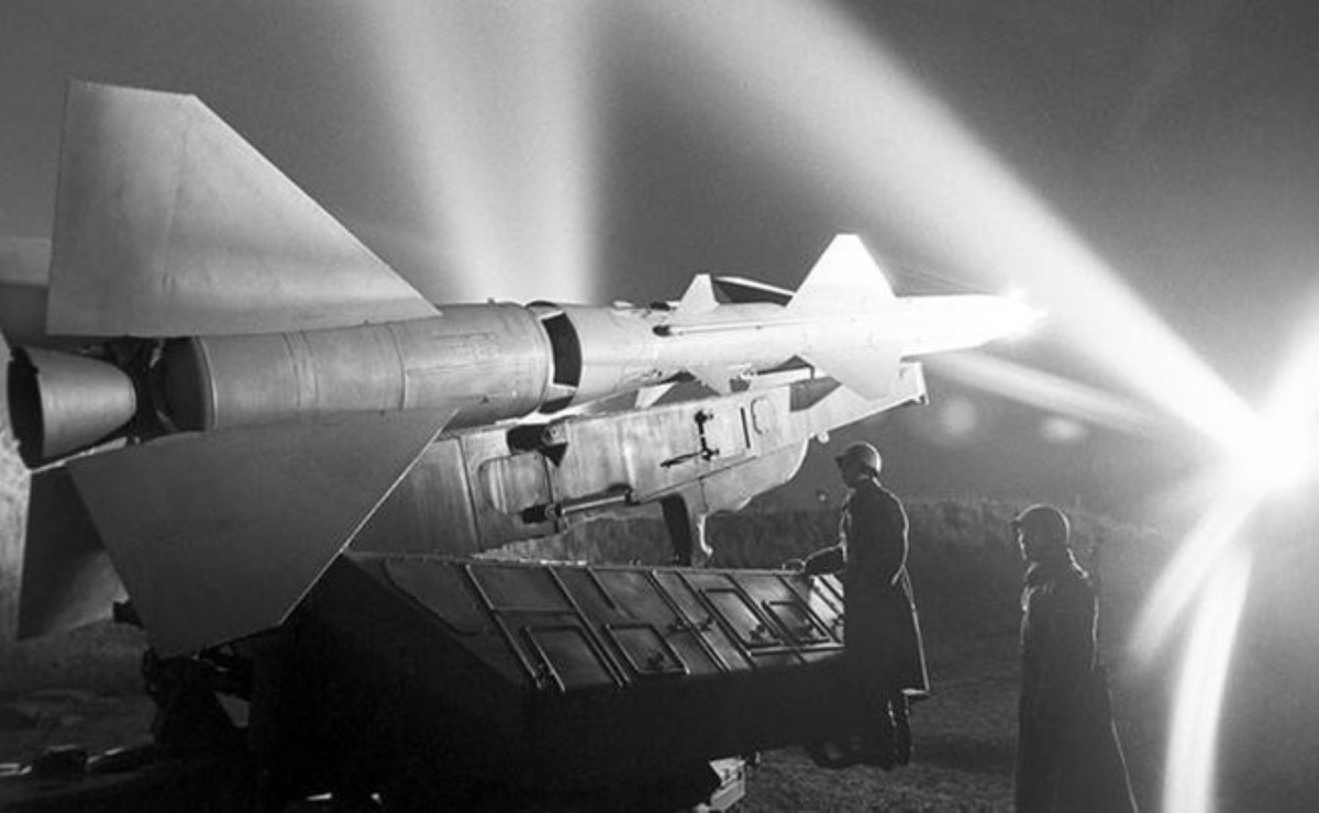 Mặc dù đã rất nhiều lần, truyền thông báo chí đính chính lại giai thoại này, tuy nhiên tới nay, vẫn rất nhiều người tin rằng chúng ta đã cải biến được tên lửa SAM2, tăng tầm bắn bằng cách "nối tầng", để có thể hạ gục được pháo đài bay B-52 của Mỹ.