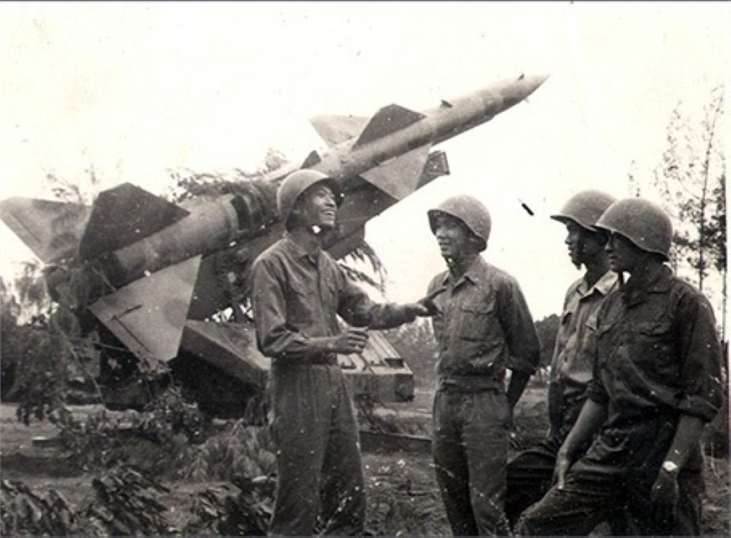 Tới năm 1973, trong một buổi tiệc chiêu đãi ở Hà Nội, trưởng đoàn chuyên gia Liên Xô Stupunhin đã khẳng định “Tên lửa phòng không Liên Xô viện trợ cho Quân đội nhân dân Việt Nam đã trao đúng những bàn tay vàng của những con người thông minh, sáng tạo”. Nguồn ảnh: TL.