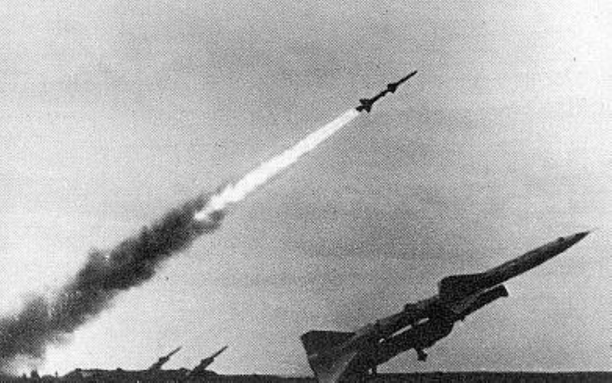 Thậm chí ngay cả khi SAM2 không thể với tới mục tiêu, việc "nối tầng" hay "gộp hai quả tên lửa vào làm một để tăng tầm bắn", cũng là điều bất khả thi. Việc tăng tầm bay của tên lửa, về cơ bản không hề giống với việc "độ" bình xăng xe máy.