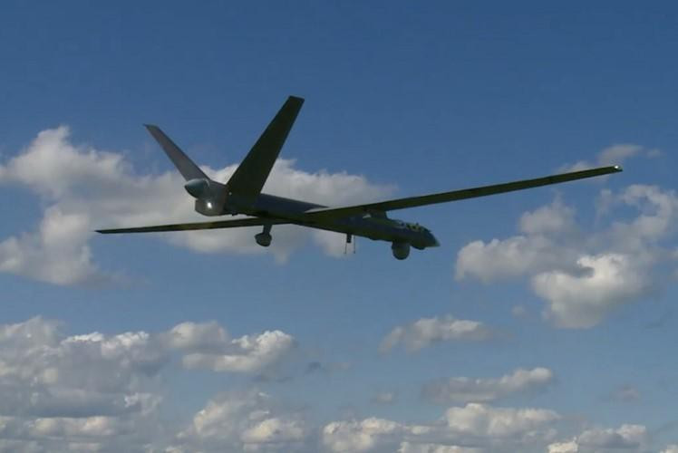 UAV Orion xác định được mục tiêu là "kho vũ khí của lực lượng khủng bố" trong điều kiện trời nhiều mây, trước khi khai hỏa tiêu diệt.