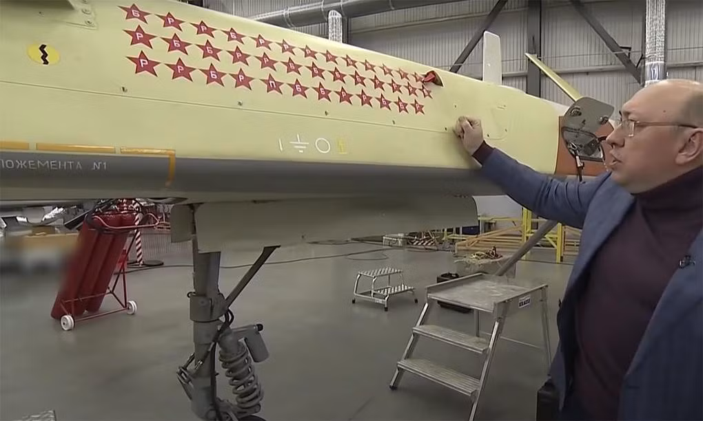 Thân chiếc UAV Orion tham chiến tại Syria được sơn họa tiết ngụy trang kiểu sa mạc cùng 38 ngôi sao đỏ tượng trưng cho số lần xuất kích, trong đó gồm 20 nhiệm vụ trinh sát, 17 nhiệm vụ không kích và một nhiệm vụ không xác định.