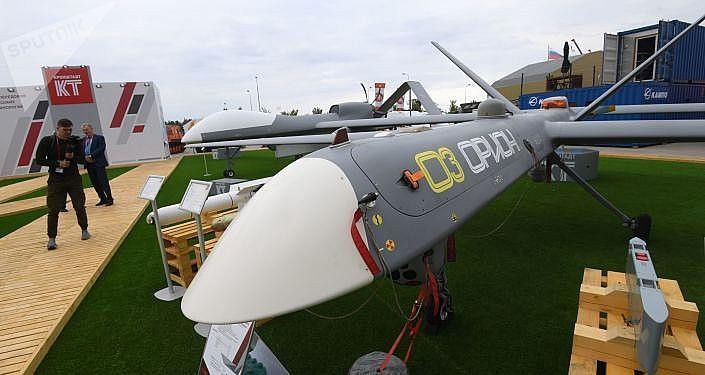 UAV Orion có thể mang bom dẫn đường laser và một số vũ khí chính xác khác, song Nga vẫn giữ bí mật về chúng và làm mờ hình ảnh trong video. Hình ảnh cho thấy UAV này có thể phóng rocket hoặc tên lửa hạng nhẹ và thả bom, có thể là loại FAB-50 với trọng lượng khoảng 50 kg.