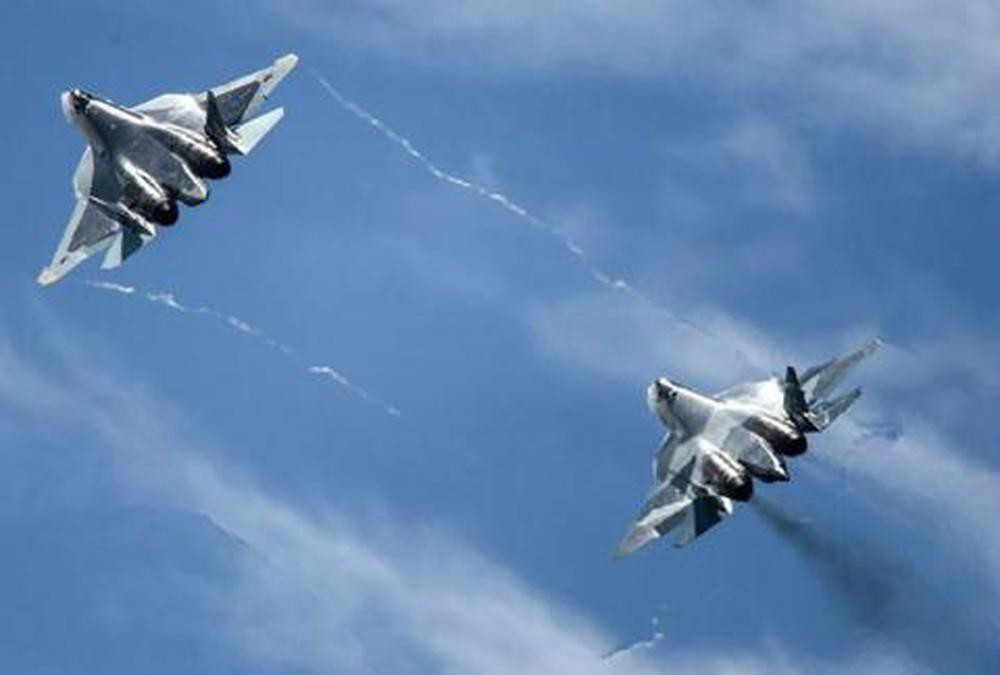 Hơn nữa cho đến thời điểm hiện tại, Su-57 vẫn chưa được lắp động cơ giai đoạn hai, khiến nó chưa thể bay hành trình với tốc độ siêu âm cũng như che giấu tín hiệu hồng ngoại từ động cơ, dẫn đến thất thế khi không chiến tầm gần.