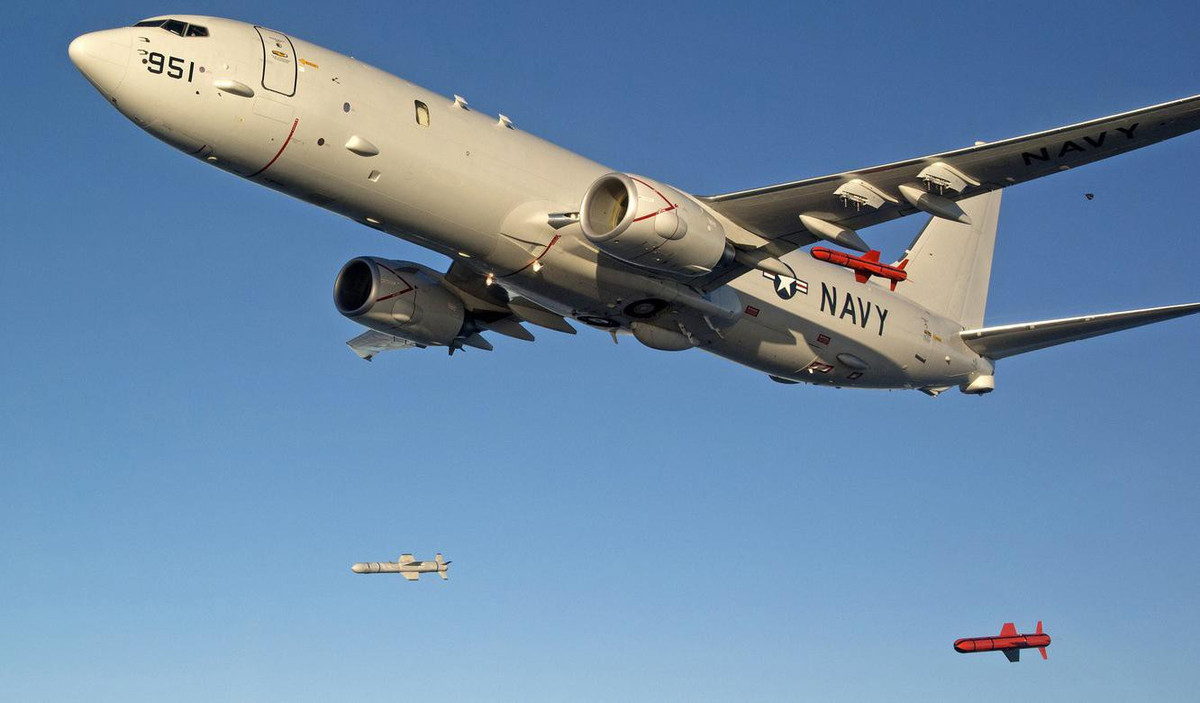 Với số lượng vũ khí trên, máy bay săn ngầm P-8 có thể tấn công các tàu chiến hay những mục tiêu dưới mặt đất cách xa hơn 241km và tàu ngầm ở khoảng cách ngắn hơn.