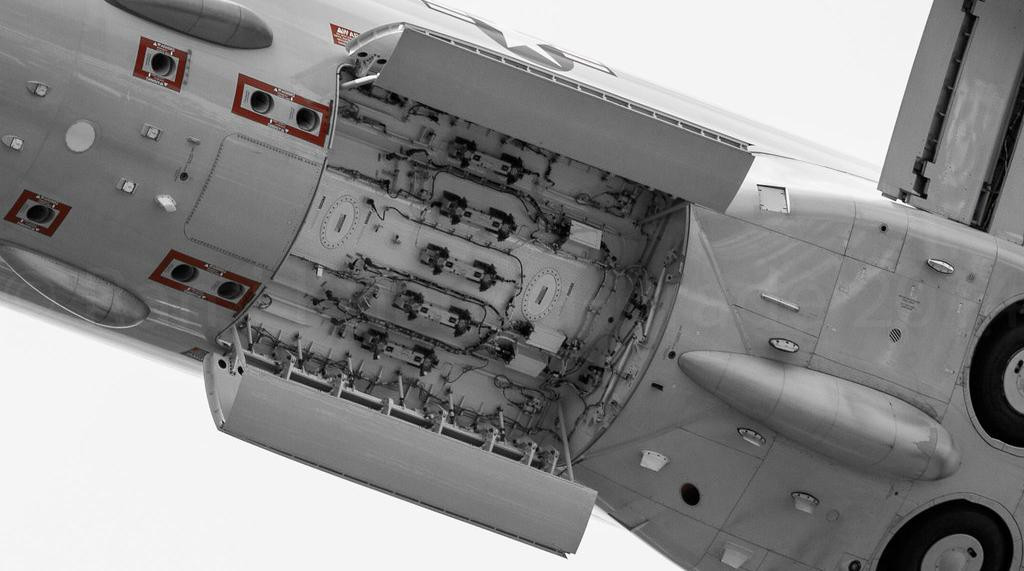 Các chuyên gia vũ khí cho biết, P-8 có thể thực hiện các nhiệm vụ trong 10 giờ đồng hồ ở phạm vi 1.200 hải lý, săn tìm mục tiêu bằng phao trinh sát. Việc sở hữu radar giám sát AN / APY-10 và camera hồng ngoại MX giúp tối ưu hóa khả năng quét bề mặt các vùng biển, còn phao trinh sát sẽ giúp P-8 có thể tìm thấy tàu ngầm ở nhiều độ sâu khác nhau.