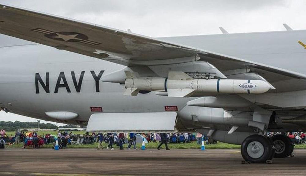 P-8 có tốc độ hành trình hơn 900 km/h, trần hoạt động 12,5 km, bán kính chiến đấu 3.700 km. Do có 6 thùng nhiên liệu bổ sung nên máy bay này có thể tìm kiếm tại các vùng biển rộng và tuần tra trong thời gian dài tại những khu vực có nguy cơ cao.