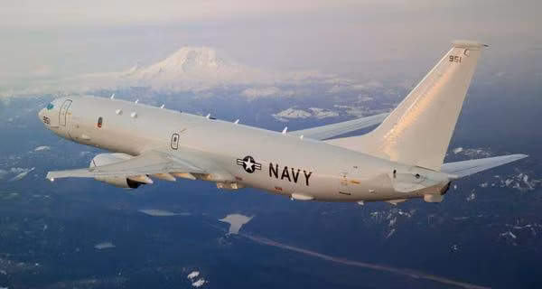 Radar trên P-8A có khả năng phát hiện, phân loại và nhận dạng các tàu, tàu nhỏ và tàu ngầm nổi trên mặt nước, sử dụng trong giám sát ven biển, tham gia hoạt động tìm kiếm và cứu hộ.