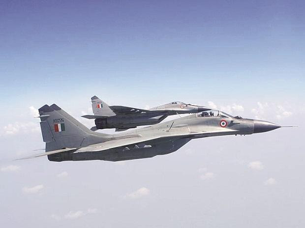 Hợp đồng mua gấp 60 khung thân MiG-29 dự trữ để hiện đại hóa lên chuẩn MiG-29UPG mà New Delhi vừa thực hiện chỉ là giải pháp chữa cháy nhằm cấp tốc thay thế phi đội chiến đấu cơ MiG-21 Bison đã quá cao tuổi mà thôi