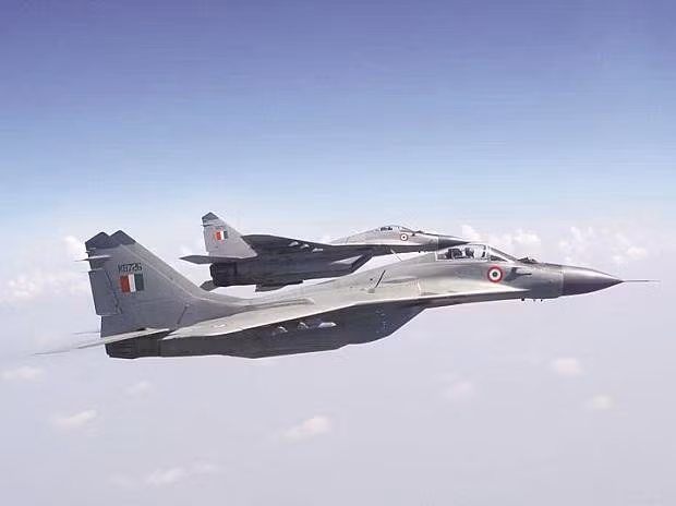 Hợp đồng mua gấp 60 khung thân MiG-29 dự trữ để hiện đại hóa lên chuẩn MiG-29UPG mà New Delhi vừa thực hiện chỉ là giải pháp chữa cháy nhằm cấp tốc thay thế phi đội chiến đấu cơ MiG-21 Bison đã quá cao tuổi mà thôi